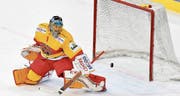 Sicherer Rückhalt: Der langjährige NHL-Goalie Jonas Hiller hütet seit Herbst 2016 das Tor des EHC Biel. (Bild: Jürgen Staiger/KEY (Davos, 13. März 2018))