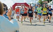 Teilnehmer des zweiten Herderner Laufes starten auf die 13,4 Kilometer lange Strecke. (Bild: Donato Caspari)