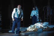 Verhängnisvolle Situation: Salvago (Andreas Conrad) und Tamare (Jordan Shanahan) werben um Carlotta (Claude Eichenberger). (Bild: Iko Freese)