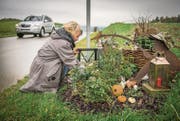 Ursula Bertsch an der Gedenkstelle ihres Sohnes in der Nähe von Uesslingen. (Bild: Reto Martin)