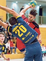 Frauenfelds Andrin Geissler setzt sich gegen die Romanshorner Abwehr durch. (Bild: Felix Walker)