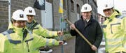 Sie schlugen gemeinsam den ersten Pfahl ein: Peter Trachsel (Projektleiter Implenia), Wolfgang Bosshart (Implenia, Leiter Geschäftsstelle Thurgau), Peter Schnückel (Geschäftsführer Kornhaus Romanshorn AG) und Dario Lopardo (Bauleiter Implenia). (Bild: PD)