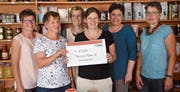 Das Team des Claro-Weltladens konnte eine Spende an die Maisha Mema Foundation überreichen. (Bild: PD)
