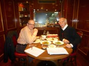 Spitzenkoch Anton Mosimann (rechts) mit Autor Willi Näf in London. (Bild: PD)