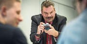 Ob früher als Journalist oder zuletzt als Kommunikationsleiter hält Andreas Anderegg oft den Finger am Auslöser. (Bild: Reto Martin)