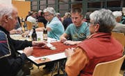 Die Teilnehmer spielten den Handjass zu dritt mit deutschen oder französischen Karten. (Bild: Yvonne Aldrovandi-Schläpfer)