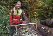 Corina Stolz vermisst Baumstämme im Witenwald. Die 22-Jährige schätzt das Arbeiten an der frischen Luft. (Bild: Linda Müntener)