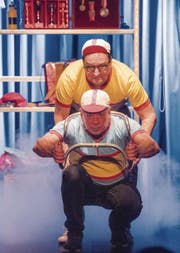 Eine ihrer gelungenen Nummern: Resli Buri und Pascal Dussex spielen pantomimisch eine abenteuerliche Trainingsfahrt mit dem Rennrad nach. (Bild: Urs Bucher)
