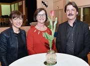 Die Präsidentin der SP Sevelen, Pia Linke (Mitte), konnte an der Jubiläumsfeier Regierungsrätin Heidi Hanselmann und Ständerat Paul Rechsteiner begrüssen. (Bild: Heini Schwendener)