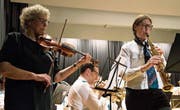 Besondere Note: Monika Toppius und Cornelia Lehmann spielen «El condor pasa» mit Violine und Saxofon. (Bild: Andreas Taverner)