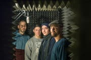 Kehren das Rad der Zeit zurück: DJ Ham-E und die Rapper Thomson, Diggedy und Samsei (von links). (Bild: Michel Canonica)