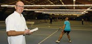 Ex-Tennisprofi Sören Blomgren notiert im Tenniscenter Tübach die Ergebnisse, die Rotarier, Kiwanis und Gäste beim Benefizturnier zugunsten von www.kispitex.ch erspielen. (Bild: Rudolf Hirtl)