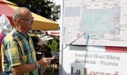 OK-Mitglied Daniel Bill erklärt die geplante Anordnung des neuen Eisfeldes für das Eisstockschiessen. (Bild: Rita Kohn)