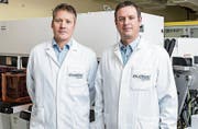 Die verantwortlichen Leiter der mit dem Werdenberger Innovationspreis ausgezeichneten Evatec AG, Marco Padrun und Andreas Wälti. (Bild: PD)