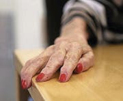 Menschen mit Demenz haben spezielle Bedürfnisse. Im Pflegeheim Pelago erhalten sie eine helfende Hand. (Bild: Sandra Grünenfelder)