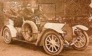 Hippolyt Saurer am Steuer eines Saurer-Tourenwagens um 1908. Das Kontrollschild sieht dem «TG 1» sehr ähnlich. (Archivbild: Saurer Museum Arbon)