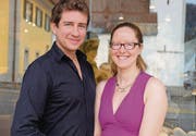 Julia Leijola lässt das Kunstwerk ihres Mannes Paul Brent an ihrem Hals erstrahlen. (Bild: Thomas Geissler)