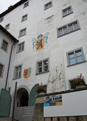 Eine Plakatwand macht auf die Veranstaltungen im Hof zu Wil aufmerksam – unter einem einheitlichen Corporate Design.