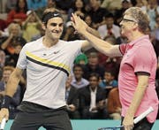 Roger Federer und Microsoft-Gründer Bill Gates. (Bild: Jeff Chiu/AP)