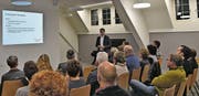 VSG-Vizepräsident Samuel Oberholzer, der auch Präsident der Baukommission ist, erläutert den Anwesenden das Neubauprojekt des Kindergartens Mühlebach, das in eineinhalb Wochen zur Abstimmung kommt. (Bild: Manuel Nagel)