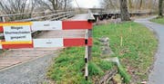 Zwischen dem abbruchreifen Steg und dem Veloweg wird ein neuer Fussweg erstellt. (Bild: Max Eichenberger)
