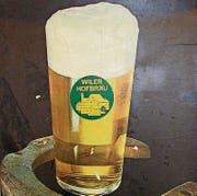 Ein Glas Wiler Hofbräu auf einem Werbeplakat.