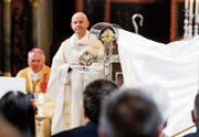Feierliche Enthüllung: Reliquienkreuz in der Kirche St. Ulrich. (Bild: Donato Caspari)