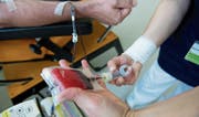 Lebenswichtiger «Rohstoff»: Eine Mitarbeiterin des Blutspendedienstes nimmt einem Spender das Blut ab. (Bild: Archiv Tagblatt)