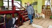 Schuhmacher Antonio Mente besichtigt mit Hündin Tanja seine künftige Werkstatt im Haus Künzler an der Amriswilerstrasse. Dort sind Handwerker von Elektro Möschinger bereits an der Arbeit. (Bild: Mario Testa)