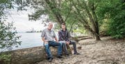 Geniessen die besondere Atmosphäre am Ufer im Seezelg: Landschaftsökologe Fredy Leutert und Landbesitzer Fabian Munz. (Bild: Thi My Lien Nguyen)