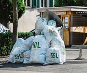 Überfüllte Unterflurcontainer und herumliegende Abfallsäcke: Dieses Bild zeigte sich zu Beginn der Umstellung des Steckborner Entsorgungswesens. (Bild: Reto Martin (11. Juli 2016))