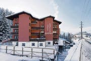 Im Hotel Rustico in Laax sollen Asylbewerber wohnen. Der Chef der Weissen Arena protestiert dagegen. (Bild: ky/Arno Balzarini)