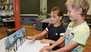 Die beiden Ottoberger Erstklässler Lilly-Rose und Flurin spielen mit ihrem selbst hergestellten Geisterschloss. (Bild: Werner Lenzin)