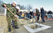 Schütten bei der Campus-Grundsteinlegung im Auenfeld die Zeitkapsel zu: Divisionär Jean-Paul Theler, Leiter Führungsunterstützungsbasis, Armasuisse-Vizedirektor Martin Stocker, Thomas Fankhauser, Vizedirektor Bundesamt für Informatik und Telekommunikation, Stadtrat Ruedi Huber und Regierungspräsidentin Carmen Haag. (Bild: Donato Caspari)