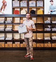 Felix Büchi zeigt das Stockberg-Edelweisshemd vor einem Pop-up-Store. (Bild: PD)