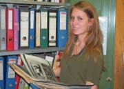 Katharina Bredel im Gemeindezentrum mit Archivmaterial über Wilen, aus der Zeit, als es noch ein Dorf und keine eigene Gemeinde war. (Bild: Chris Gilb)