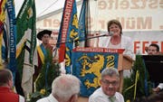 Festrednerin Heidi Grau umrahmt von der Fahnendelegation. (Bild: Monika Wick)