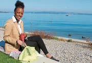 Erinnerungen an ein erfolgreiches Jahr: Yasmin Giger geniesst die trainingsfreie Zeit gerne am Bodensee. (Bild: Marie-Theres Brühwiler)