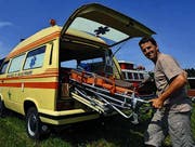 Reto Bader besitzt ein ehemaliges Ambulanzfahrzeug. (Bild: Nana do Carmo)