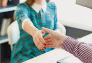Begrüssung per Handschlag: Der Händedruck ist ein hiesiges Kulturgut, die Verweigerung gilt als sehr unhöflich. (Bild: fotolia/vladstar)