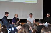 Jane Owen, Botschafterin Grossbritanniens in der Schweiz, im Gespräch mit den Moderatoren Philipp Kessler und Raphael Wüthrich, begleitet von Michael Spichtig, ihrem Mediensprecher. (Bild: Simon Roth)