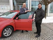 Gemeinderat Bernhard Braun bei der Schlüsselübergabe mit Rolf Gehrig von Mobility Carsharing vor dem Gemeindehaus. Ab April gibt es in Eschlikon einen festen Mobility-Stammplatz mit Elektroauto und dazugehöriger Ladesäule. (Bild: PD)