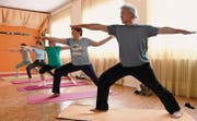 Robert Walz, ein pensionierter Lehrer aus Wittenbach, ist als Mann beim Yogatraining noch ein Exot. (Bild: Yvonne Aldrovandi-Schläpfer)