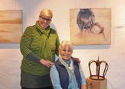 Claudia Kalt (links) und Monika Schweiter mit zweier ihrer Werke in der gemeinsamen Ausstellung im Städtli Werdenberg. (Bild: Mengia Albertin)