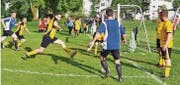 Da war's noch trocken: Voller Einsatz beim Spiel Los Laeros gegen den Sportclub Dietfurt. (Bilder: Peter Jenni)