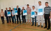 Die Vertreter von Grub, Heiden, Reute, Rehetobel und Walzenhausen nach der Labelverteilung flankiert von Katja Breitenmoser und Regierungsrat Dölf Biasotto (links) sowie Marcel Sturzenegger (rechts). (Bild: Isabelle Kürsteiner)