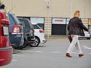 Mit Verzug, aber sie kommt: Beim Einkaufszentrum Novaseta in Arbon wird am 1. Juli die Parkiergebührenpflicht eingeführt. (Bild: Max Eichenberger)