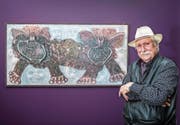 Walter Wegmüller mit seinem «Frontfüssler», den er von Friedrich Dürrenmatt zurückbekam. (Bild: Urs Bucher)