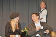 Im Stück «Mörderische Phantasien» lernt Holly Adams (links, Vanessa Kobelt) den Star-Autor Arthur Putnam (Bertold Specker) und dessen Frau Julia Putnam (rechts, Ute Hoffmann) kennen. (Bild: Mengia Albertin)