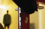 Von psychisch kranken, gewalttätigen Straftätern können Gefahren ausgehen, die besondere Schutzmassnahmen erfordern. (Bild: PD)